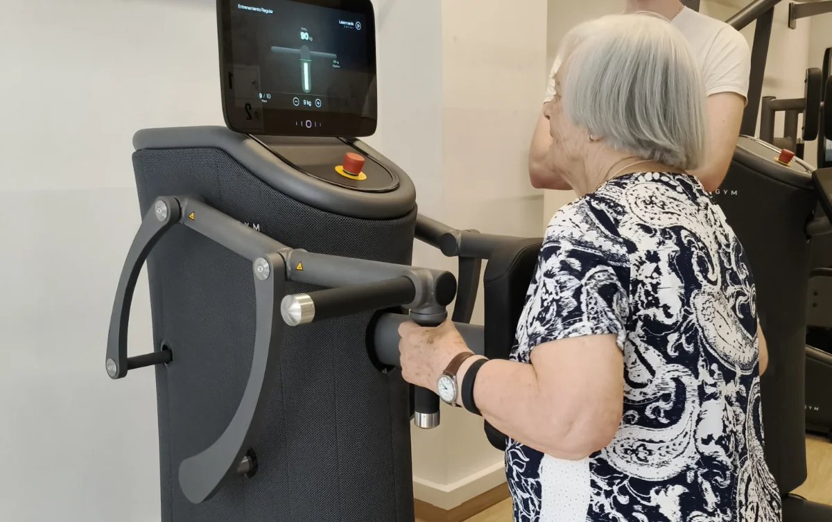 Señora mayor con maquina