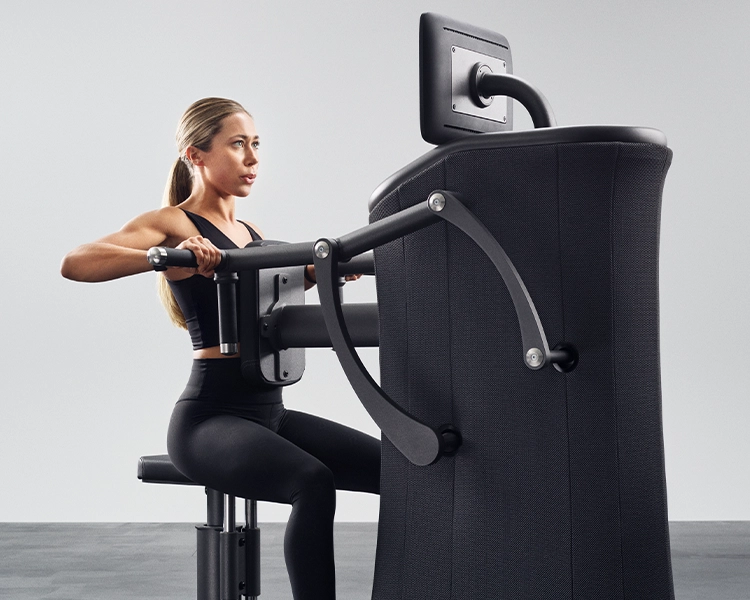 Chica en una maquina E-gym